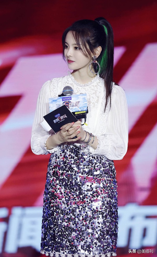 杨超越最新照穿搭,杨超越银灰挑染暗黑大片