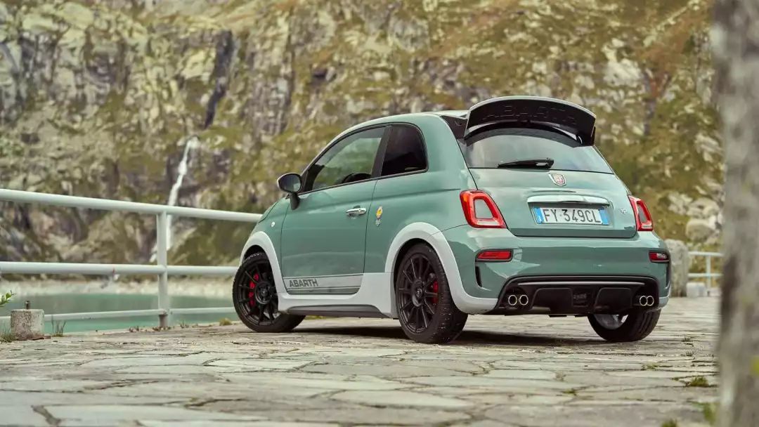 与F0同级别，1.4T的发动机，菲亚特Abarth695可不能小看