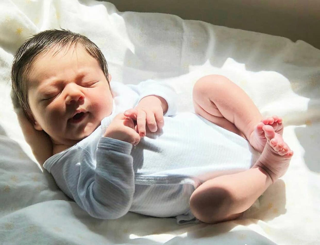 新生儿出现脱皮,新生儿34天脱发正确方法