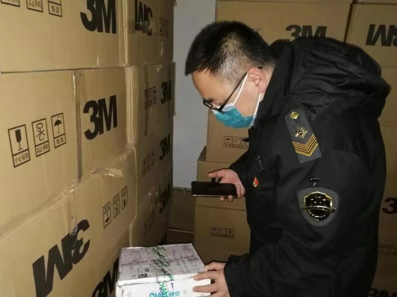 江苏苏州卖假口罩事件真相,查获假口罩的视频