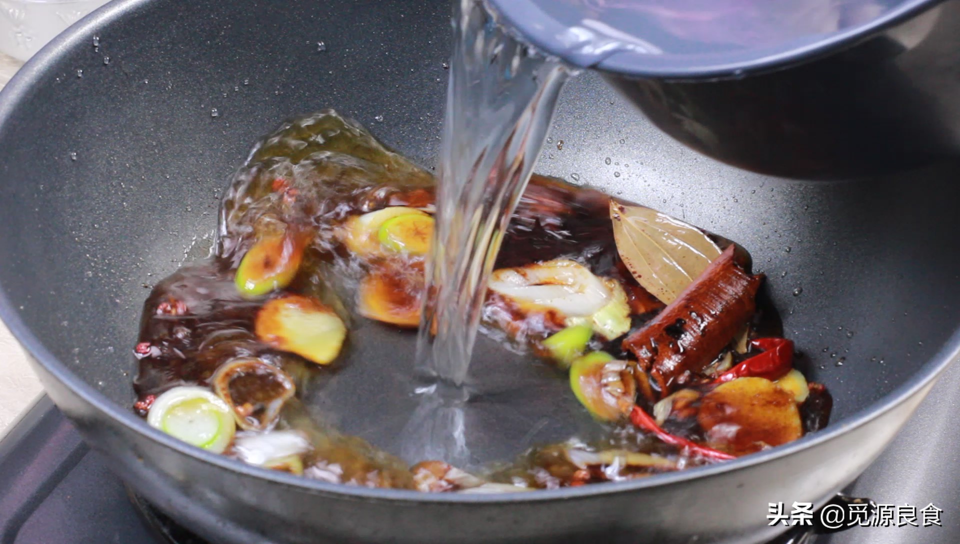 如何卤猪蹄最新最好吃的方法,卤猪蹄要放些什么才容易脱骨