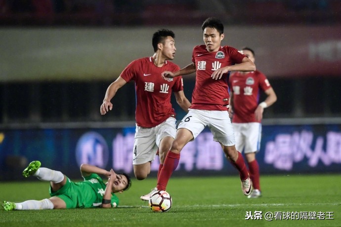 帮家乡队保级成功的功臣，老婆走T台大展好身材，他却抢镜秀恩爱