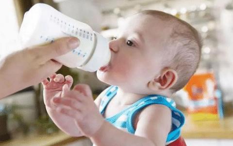 6个月宝宝半夜呕吐不止,八个月宝宝半夜突然呕吐一吃就吐