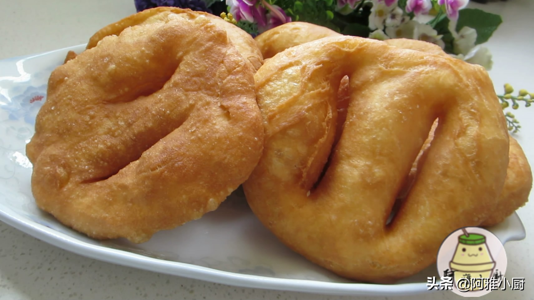 蓬松酥软的油饼,葱花油饼怎么炸才酥软好吃视频