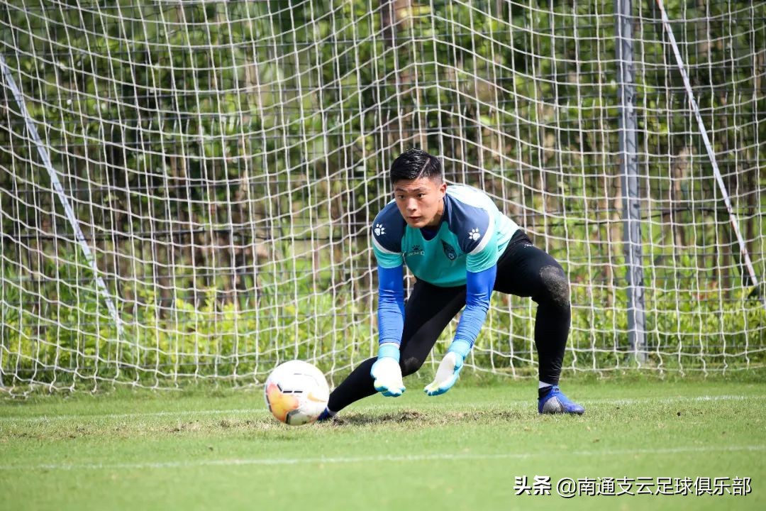 云动态|*男猛**戏水，狼兵泳池放松训练，快来围观