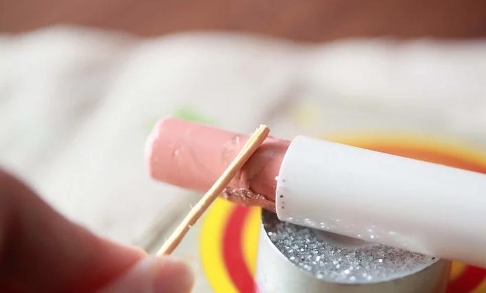 口红摔断了？先别急着喊男友买新的，让他看看破损的口红如何修复