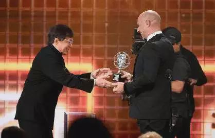 “斗战锦鲤”成龙，人生没有躺赢，只有拿命拼赢