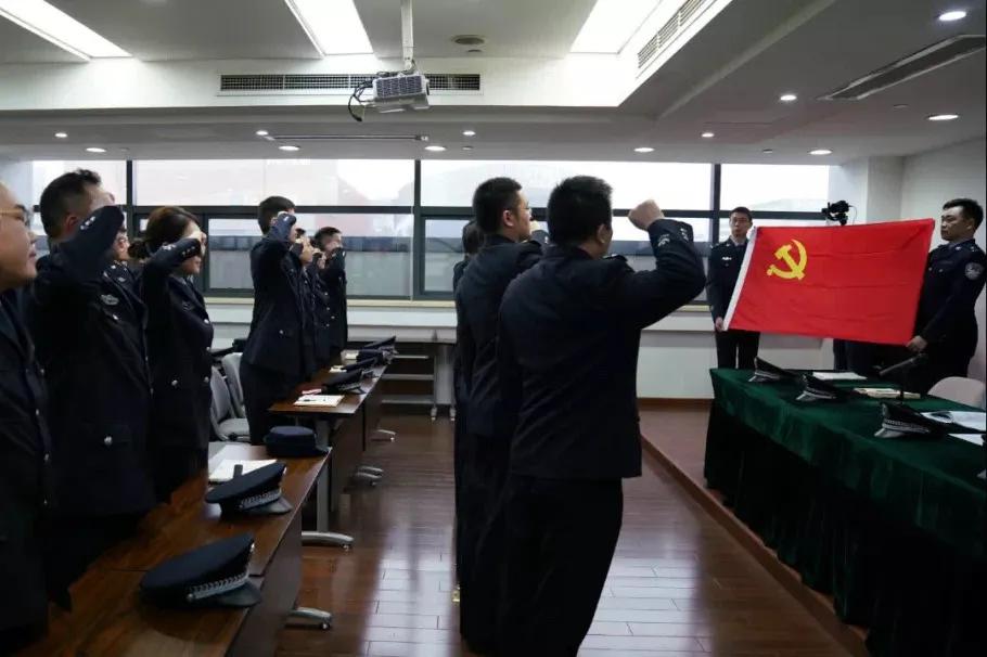 上海铁警全员待命,上海铁警坚守岗位图片