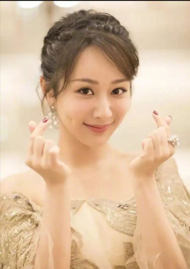 公认美貌迪丽热巴,怎么样才能拥有迪丽热巴样的颜值