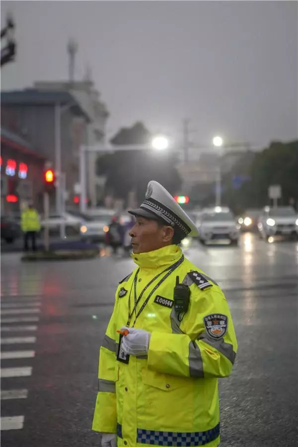 “30多年前，我也有个明星梦！”这位帅大叔自创“五部曲”指挥交通，晋升网红“口哨哥”！