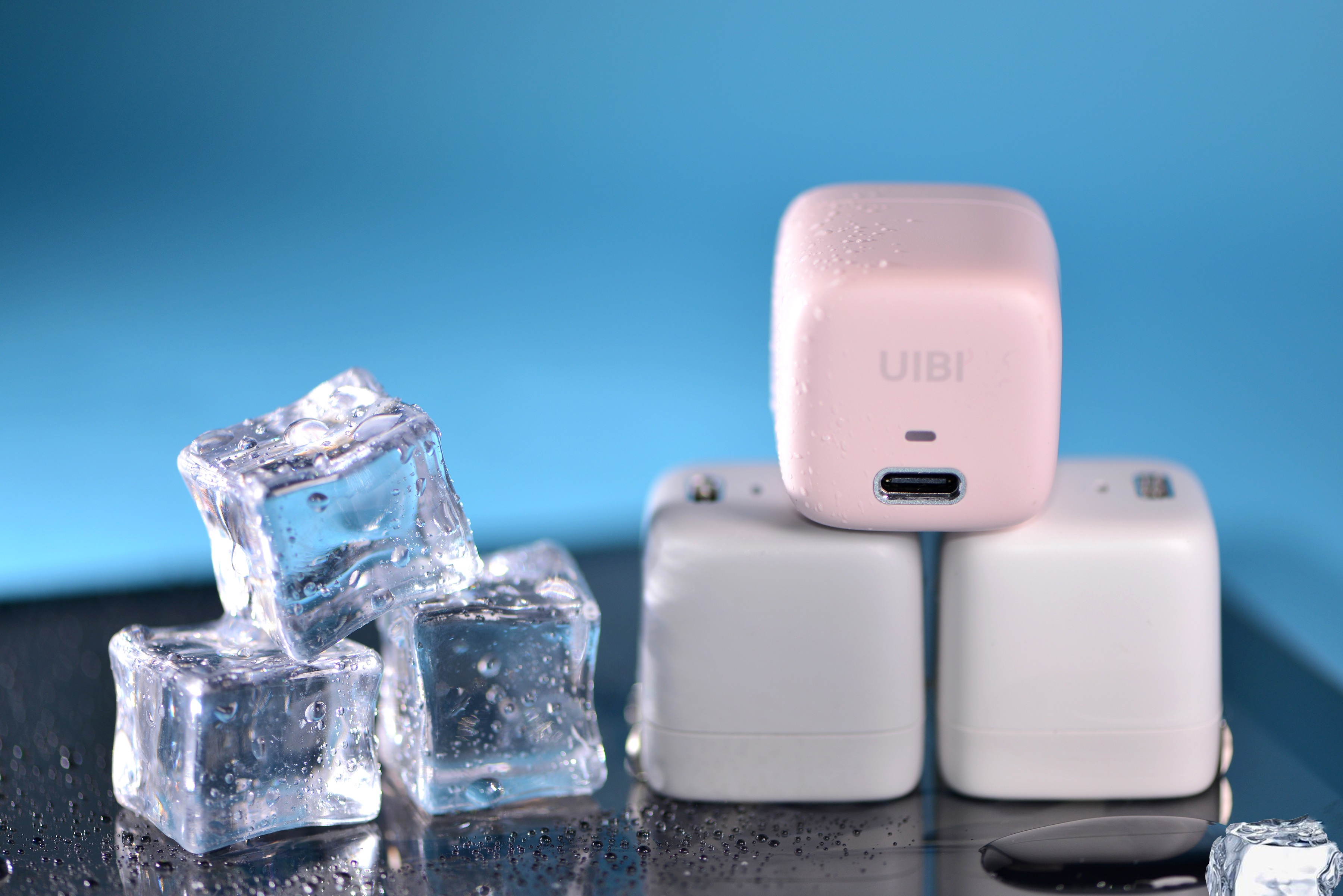 视觉清凉、温婉圆润的“小冰块”——UIBI柚比迷你快速充电器