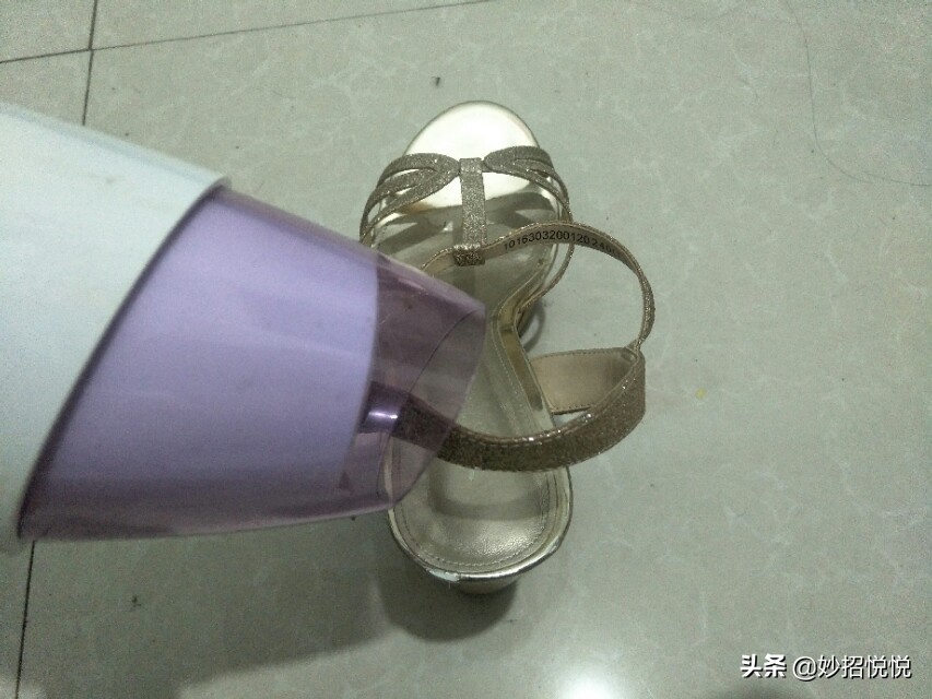 凉鞋边缘磨脚的小妙招视频,凉鞋前窄磨脚怎么办小妙招