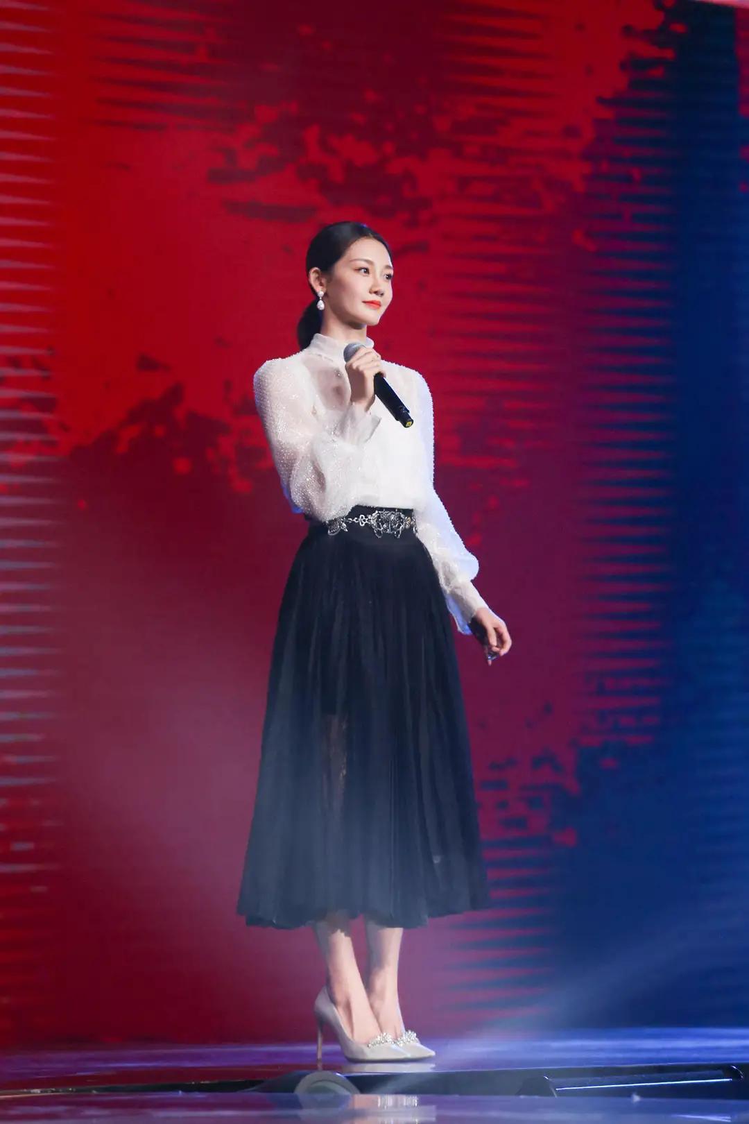 郑恺老婆苗苗都拍了哪些作品,郑恺妻子苗苗同款工装裤