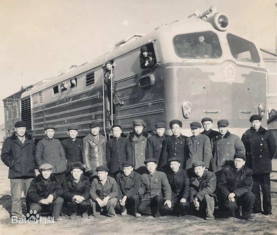 哭脸东风型内燃机车,东风内燃机车从哪一年诞生的