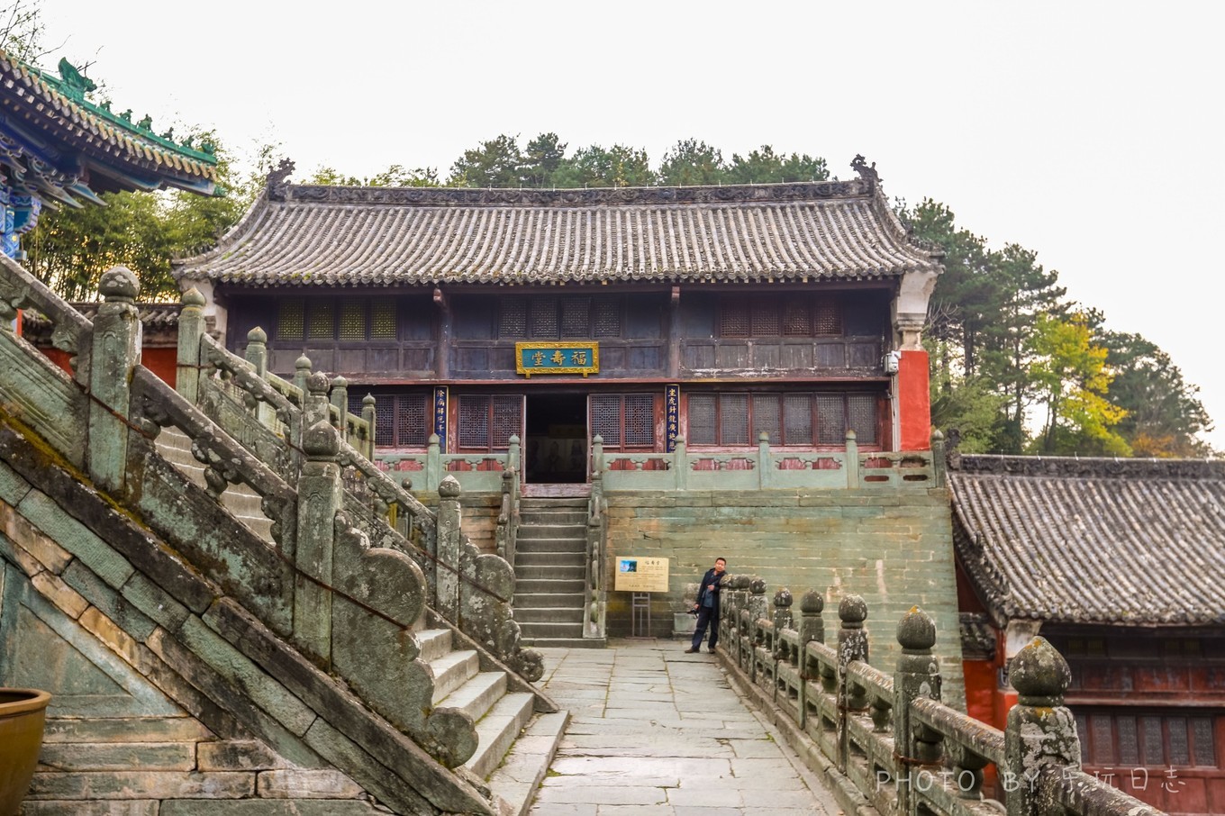 中国的世界文化遗产武当山金顶,悬崖绝壁山水画