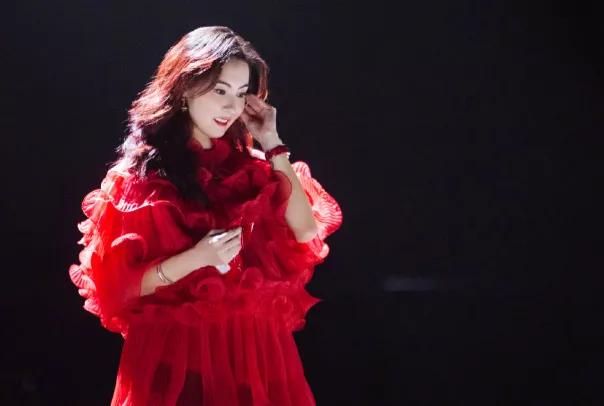 全民追捧的“美丽废物”，今天我必须骂