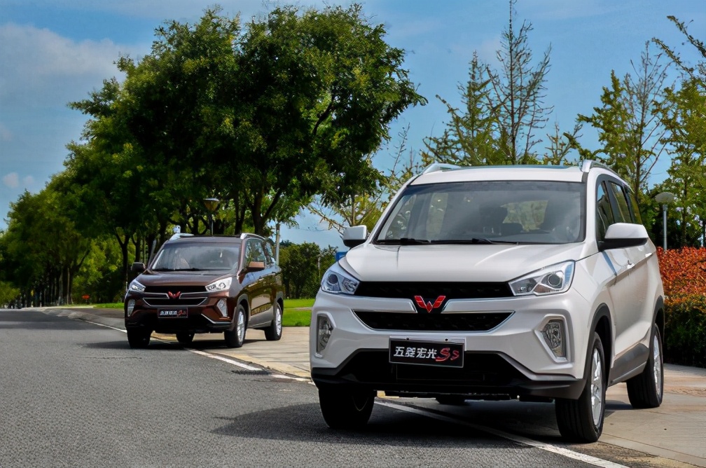 五菱宏光s3和长安欧尚cx70哪个好,五菱宏光s3新款2022款自动挡7座