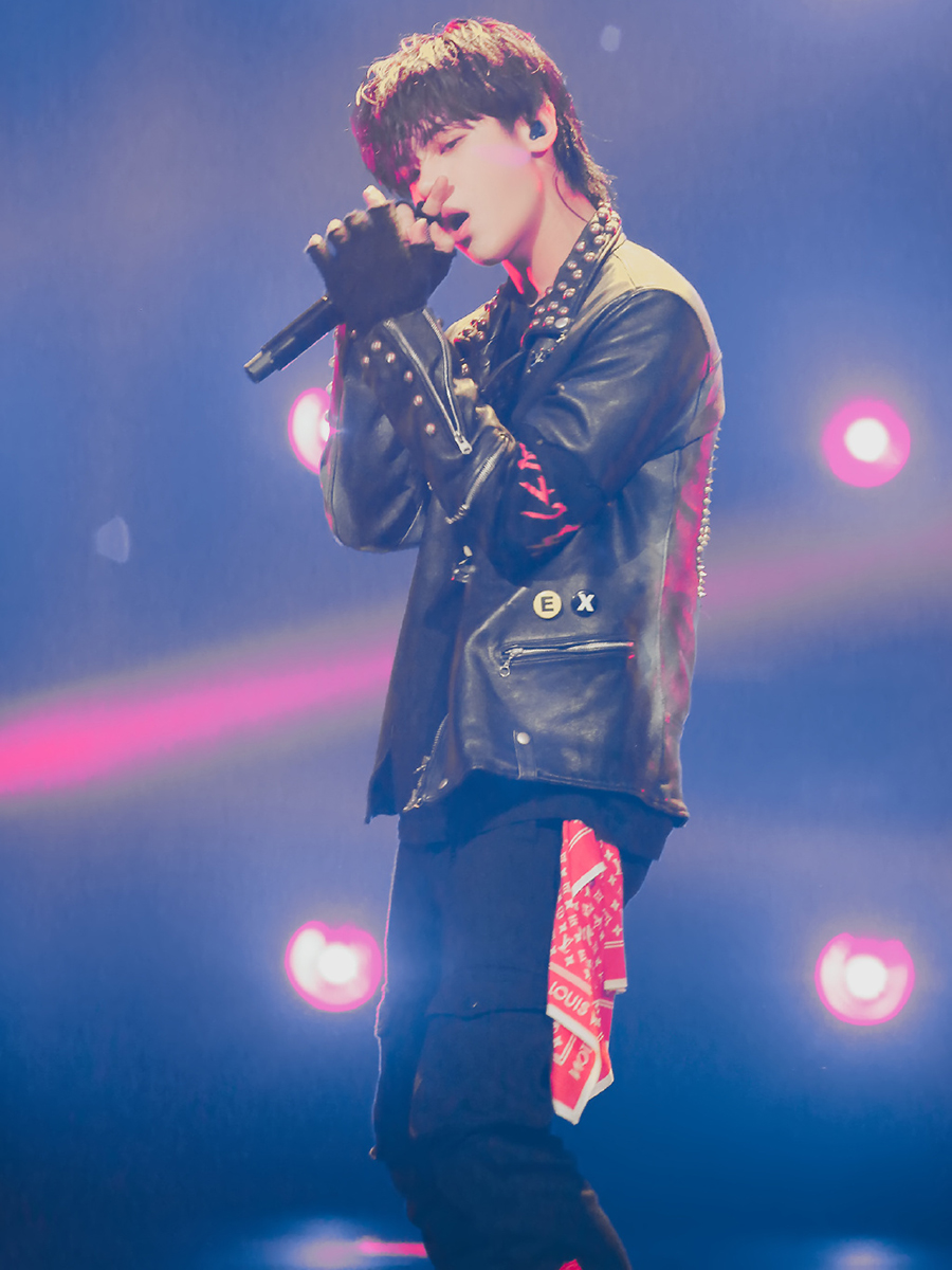 黄明昊元气满满弹额头,黄明昊靠颜值撑起造型