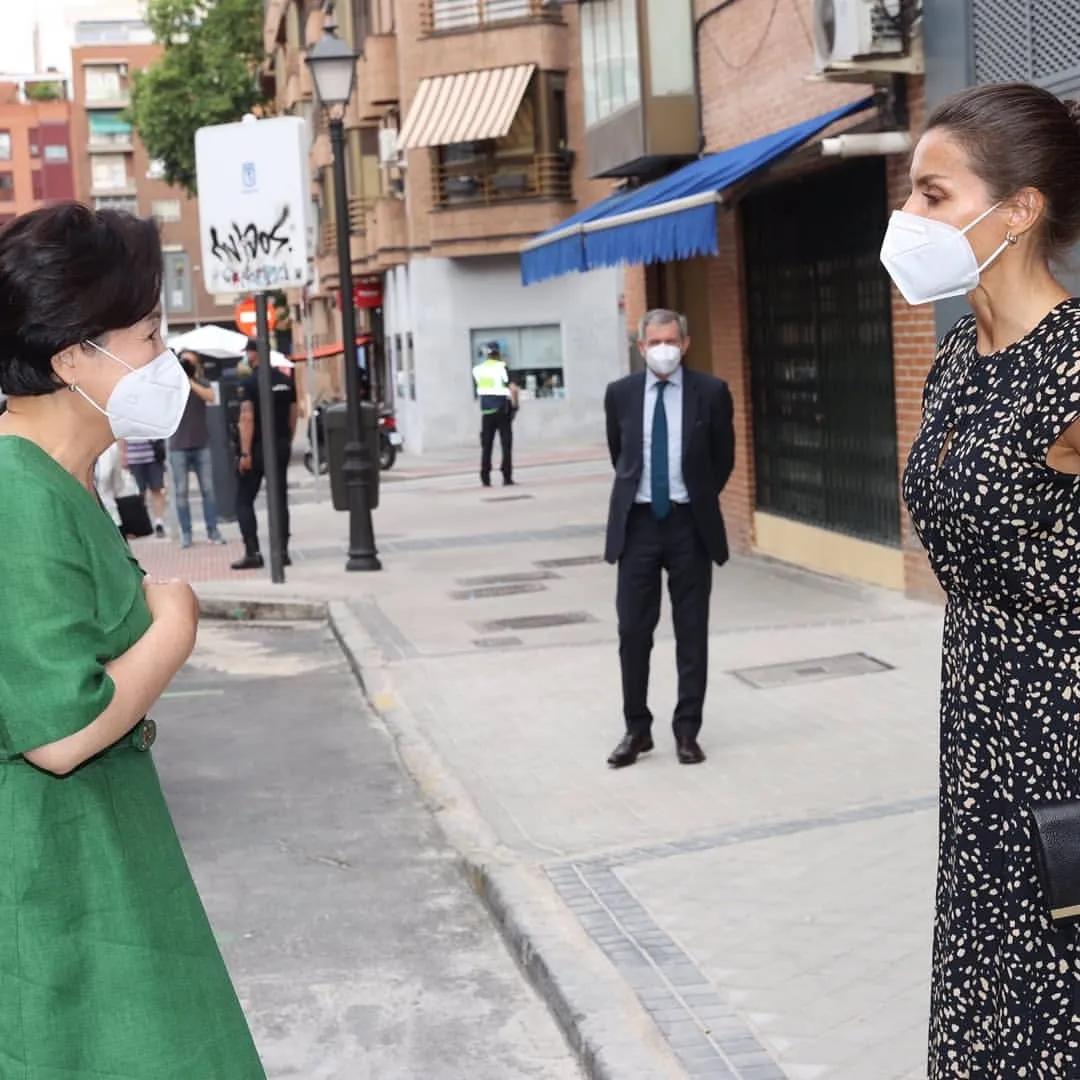 西班牙莱后不敌韩第一夫人，二穿旧裙老气突显，全靠高马尾撑精神