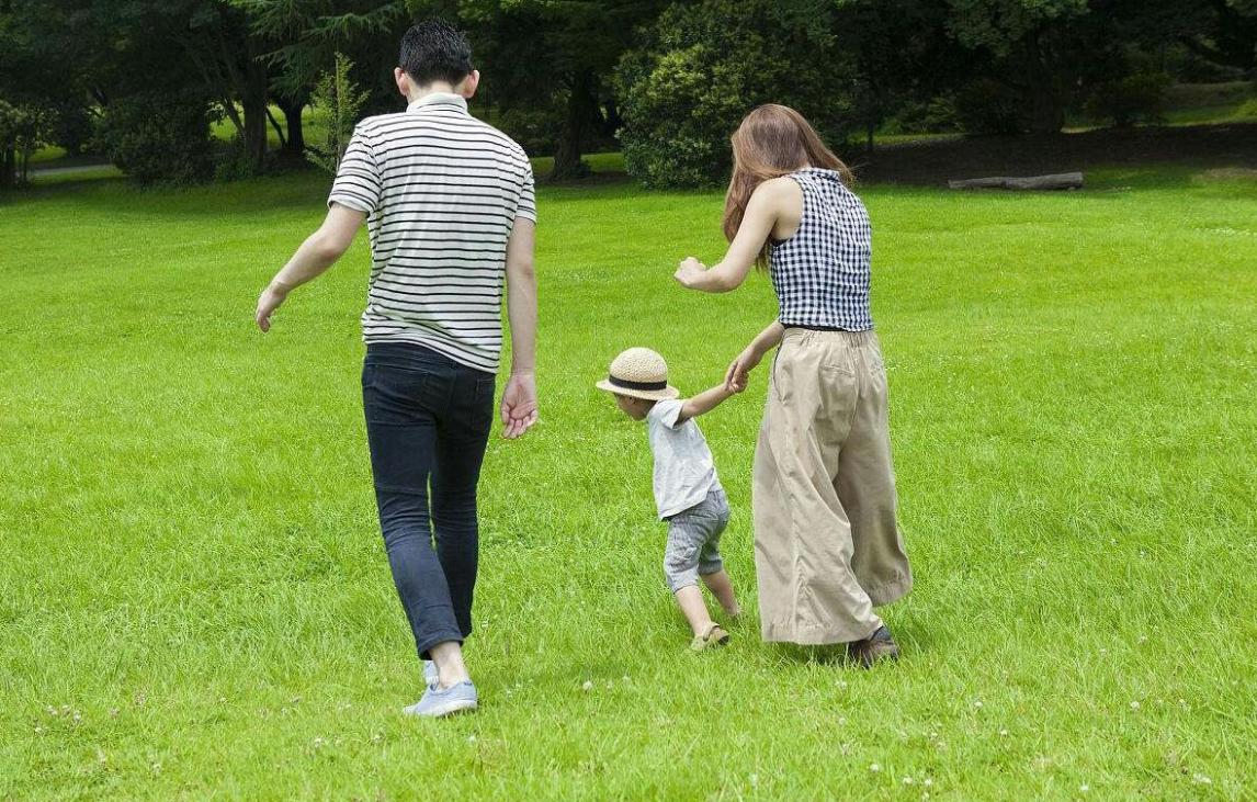 儿童不愿意多走路老是要抱抱,孩子不愿意走路总是要人抱