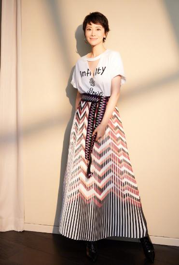 白t短裤造型的海清,海清穿黑粉色连衣裙加上干练盘发