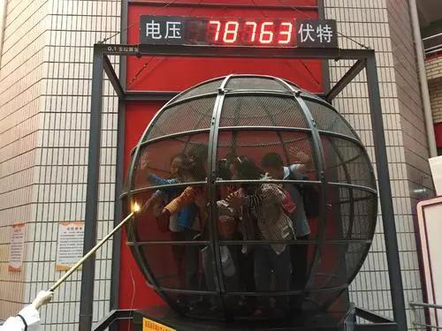 女子骑车被雷击身亡，路上还有其它车辆，为何只击中她？科学解释