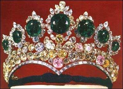 伊朗皇朝珠宝王冠,伊朗王室三大祖母绿皇冠