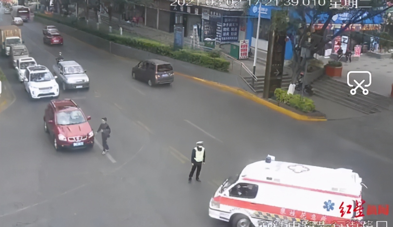 老人摔倒没人敢扶的背后原因,老人摔倒台阶上抽搐却无一人救援