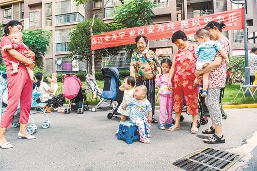 2岁宝宝为“维护正义”，抓伤抢玩具的小朋友，怎样引导才靠谱？