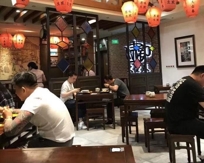 上海排名第一的生煎店，开了89年，10个包子39元，游客慕名来吃