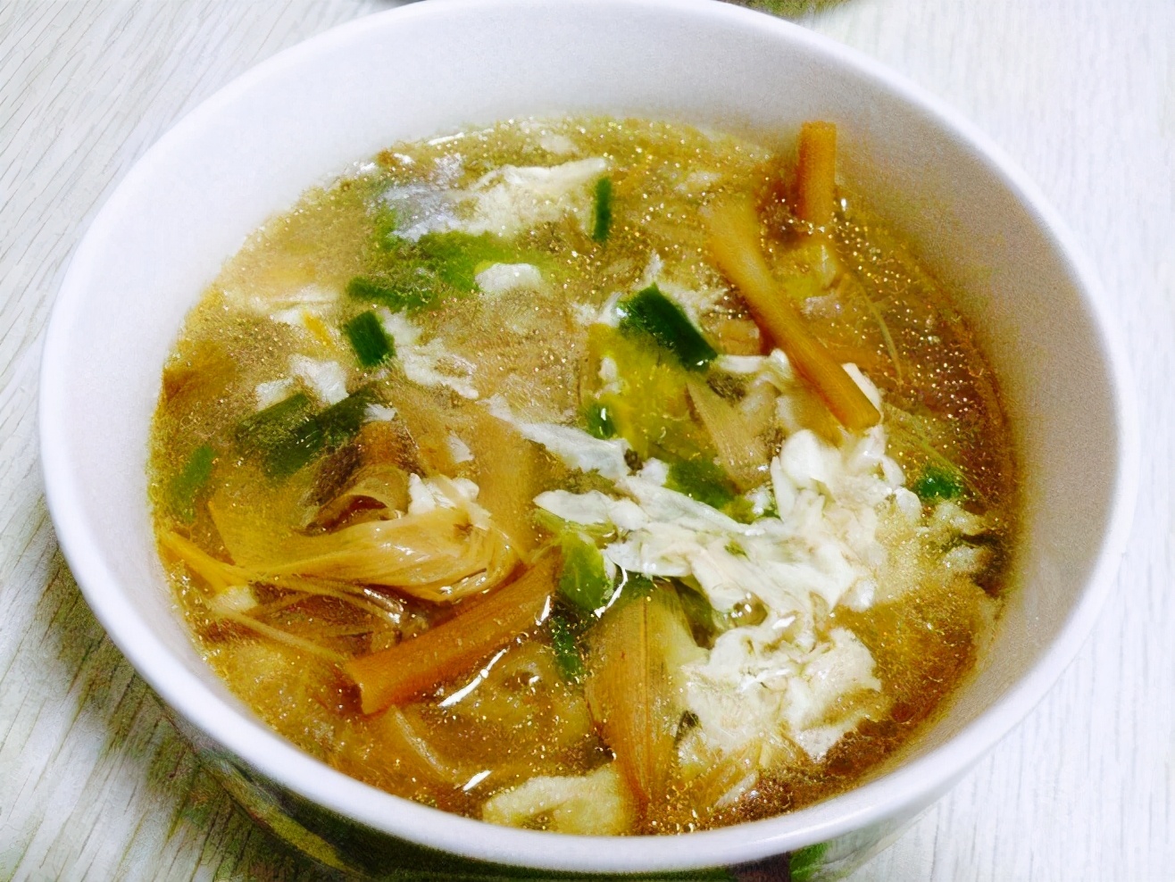 教你色香味俱佳的黄花菜鸡蛋肉丝汤，营养解馋超好吃，快来学一下