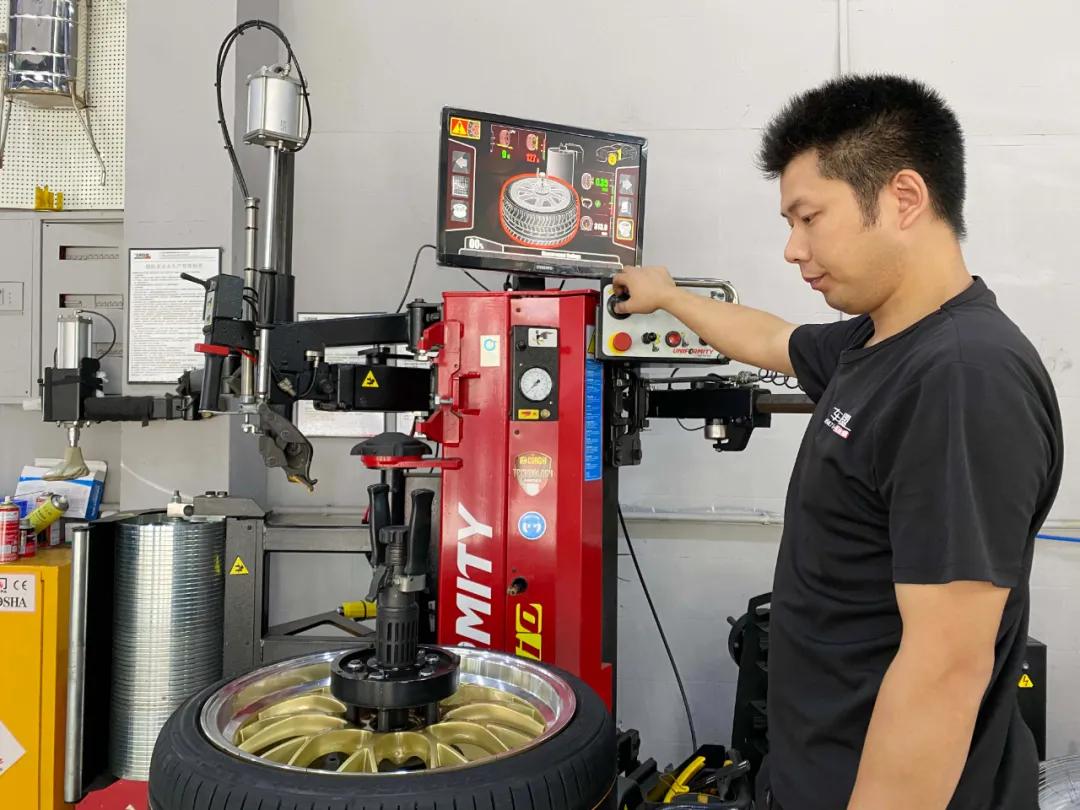 前轮换了新胎抖动是怎么回事,刚换的新轮胎为什么会瘪