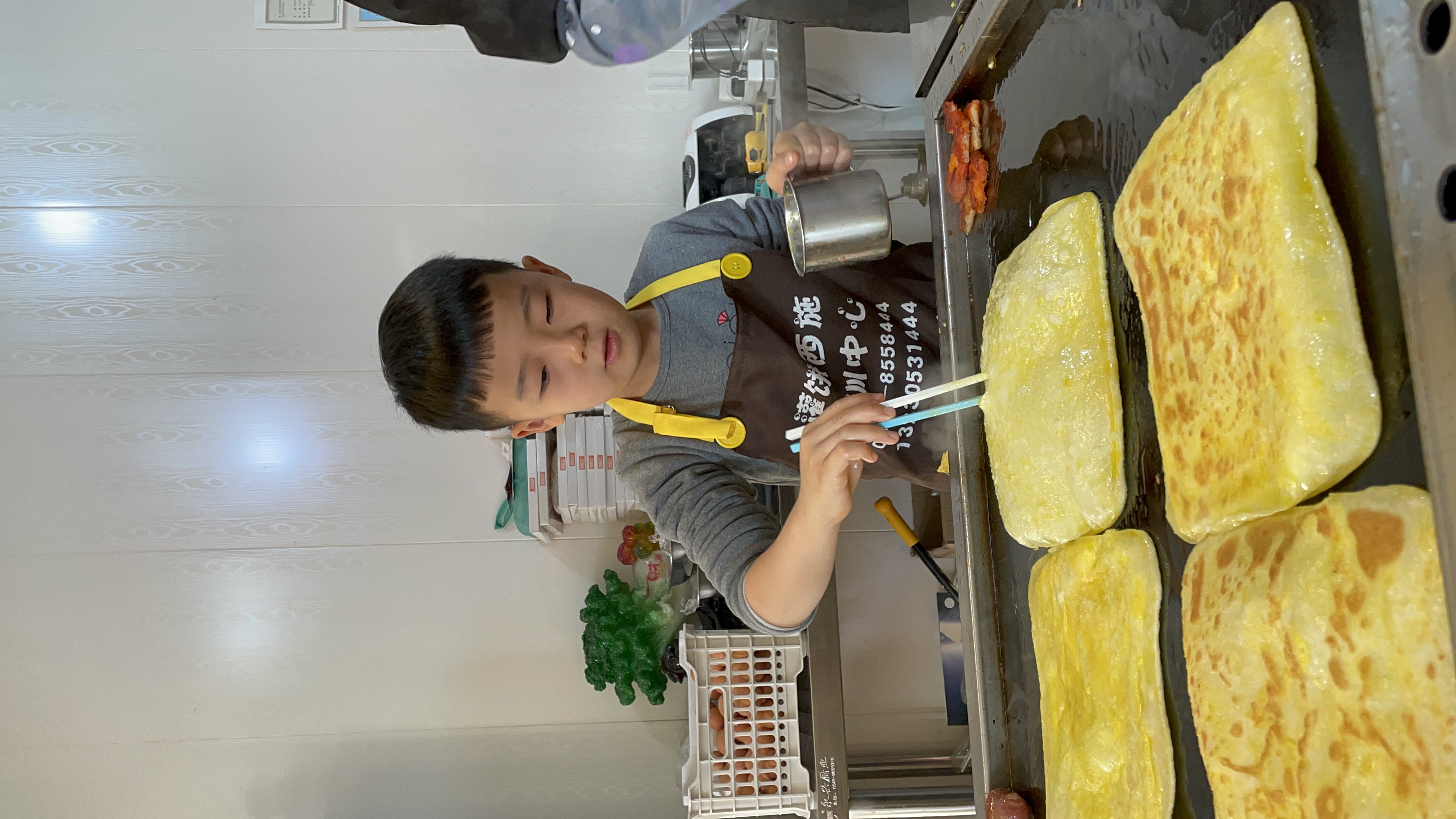 9岁男孩*鸡做**蛋灌饼走红网络！单手打蛋手法娴！周末给父母帮忙！很多“吃货”慕名而来……