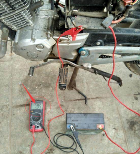 为啥摩托车放了几年没反应呢,摩托车电瓶正常放几天就没电了