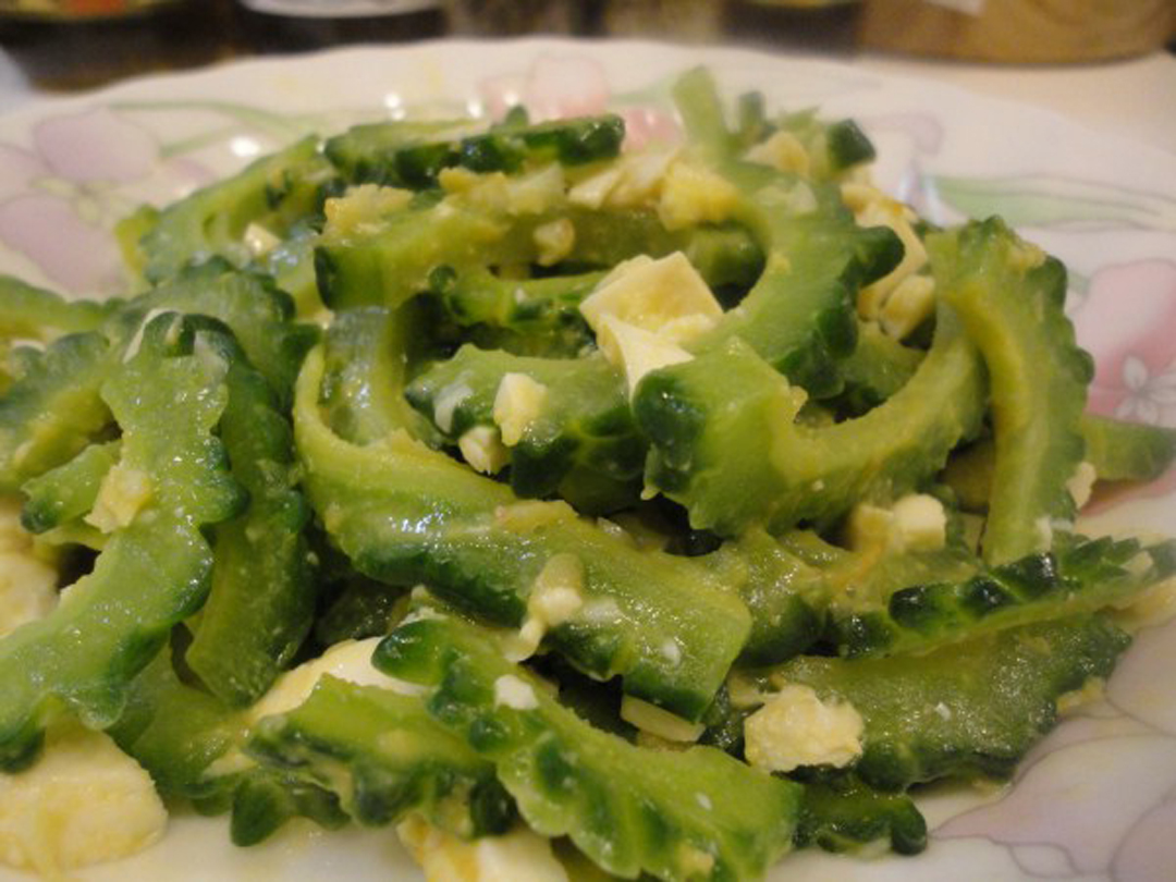 咸蛋煎苦瓜的做法窍门是什么,炒苦瓜味道不大怎么办