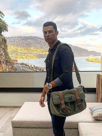 c罗戴500万钻戒,c罗帅气戴劳力士照片