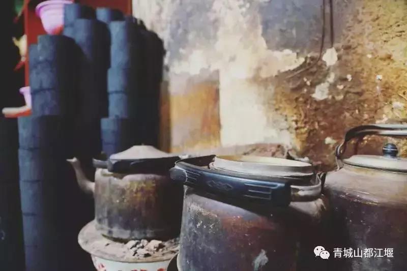 拒绝“人从众”！这个国庆必须到都江堰耍个“懒”，老街茶房、泥塑木作、古园书屋，快来享受你的小闲趣~