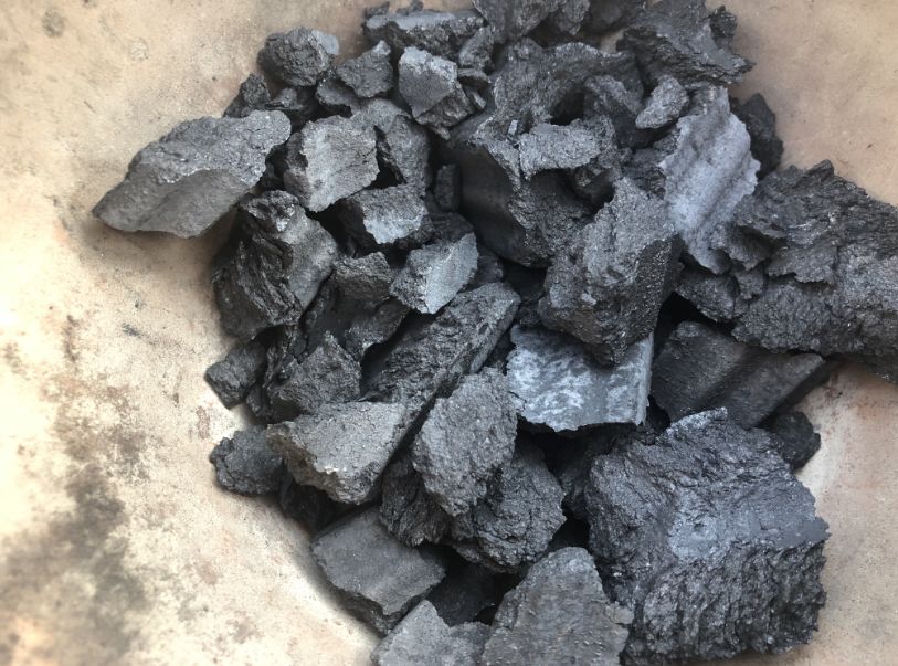 趁着午休两小时，他们在天台上组了个jió盆烤肉趴