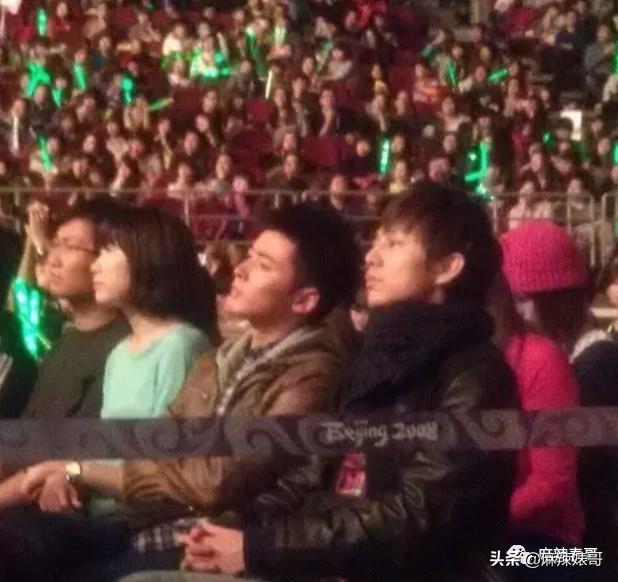 和小鲜肉牵手摸脸，又让人想到他7年前的瓜…