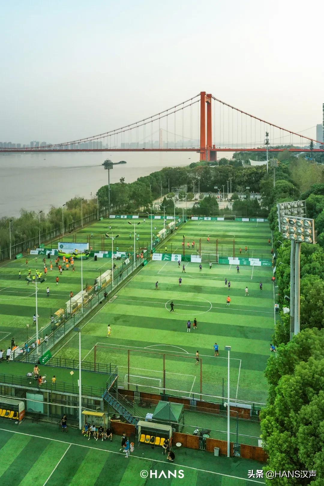 你在武汉球场边吼一嗓，就会认识一位带头大哥