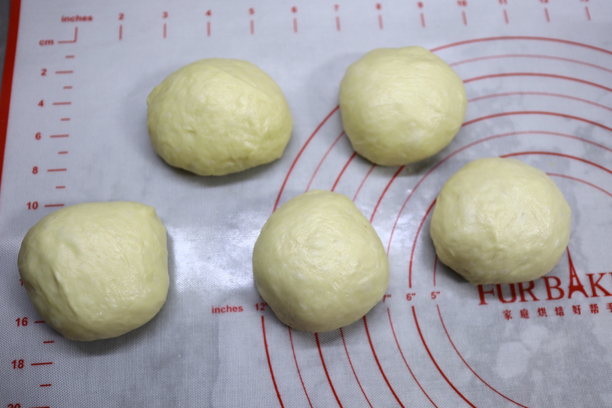 做面包快速出膜的方法,做面包的面团怎么才能揉出膜