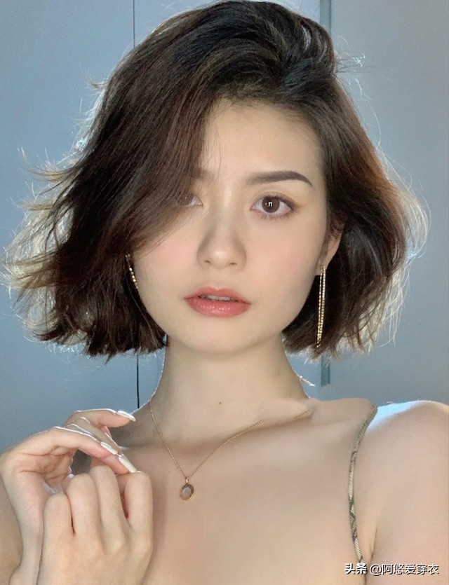 40岁想烫个减龄好看的发型,40岁的女人烫哪款发型比较年轻