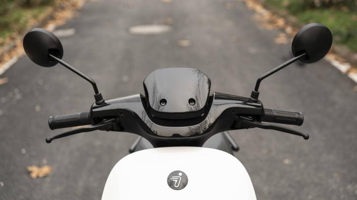 大灯炫酷有型,九号e100大灯效果