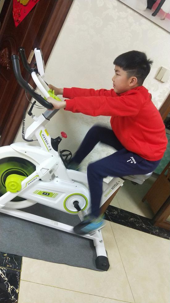 学生居家抗疫锻炼,小学生抗疫居家锻炼