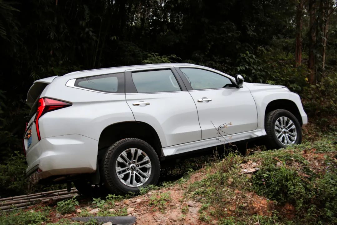 试驾三菱帕杰罗劲畅3.0,20款三菱帕杰罗劲畅3.0越野测试