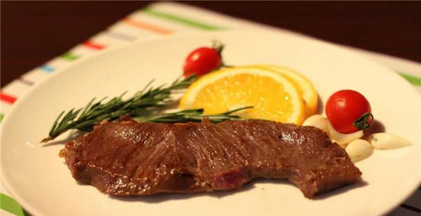 为什么牛排解冻后和煎好都有血水流出来，是注水牛排吗？涨姿势了