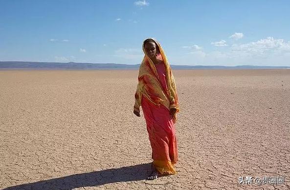 非洲黑人超模，曾被性侵、割礼、逼婚，却活出璀璨人生