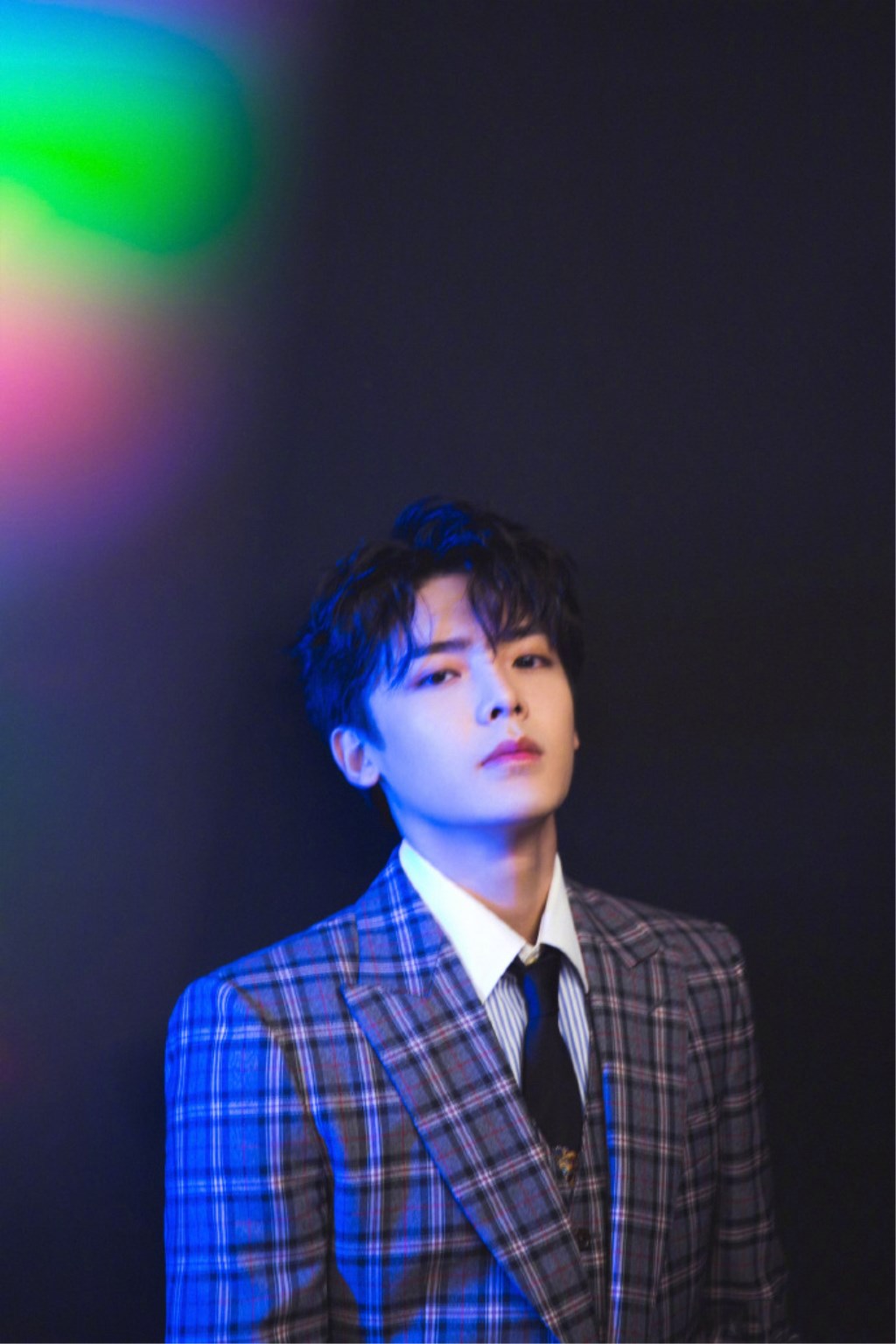 侯明昊时尚盛典视频,2020年侯明昊黑色西装蓝色衬衫