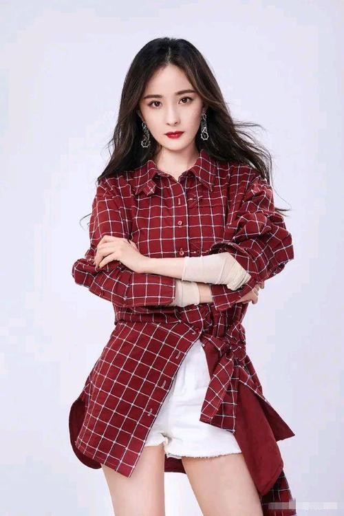 杨幂喝奶茶，这一操作很惊人！莫非怕被自己的脚臭熏到？