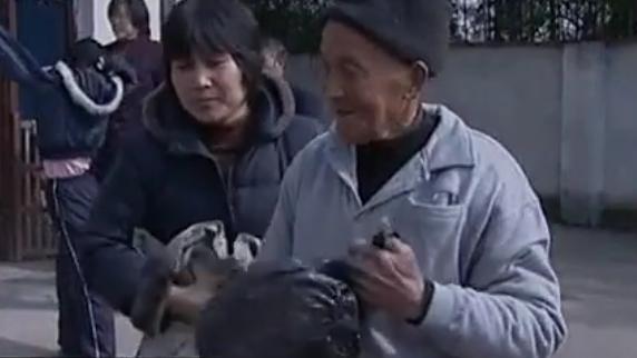 老人突然人体自燃烧成灰,老人自燃真实视频